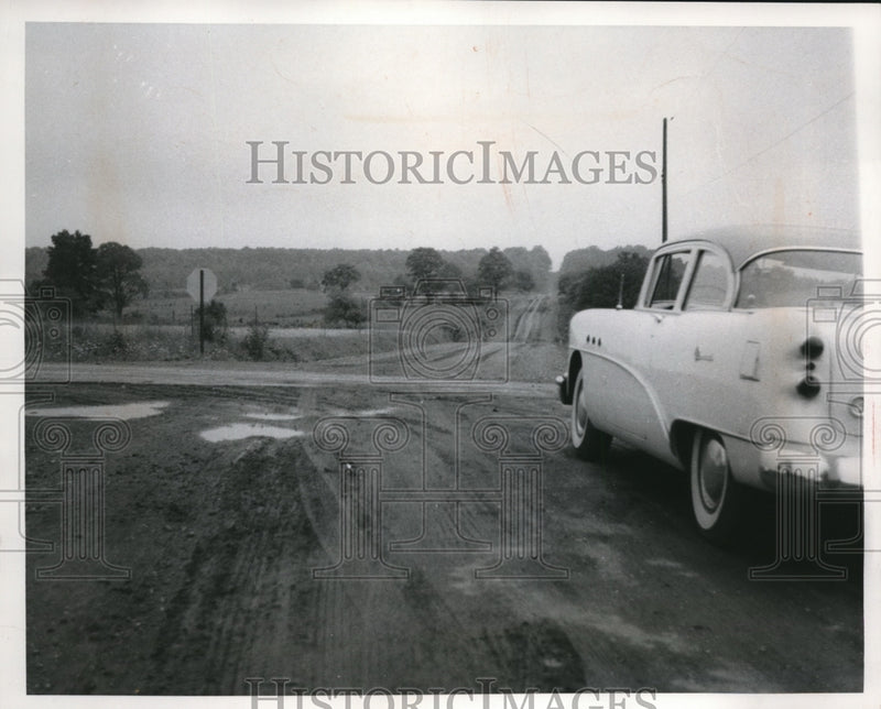 Load image into Gallery viewer, 1954 Press Photo Judds Corners Oldest Crossroads in Western Reserve
