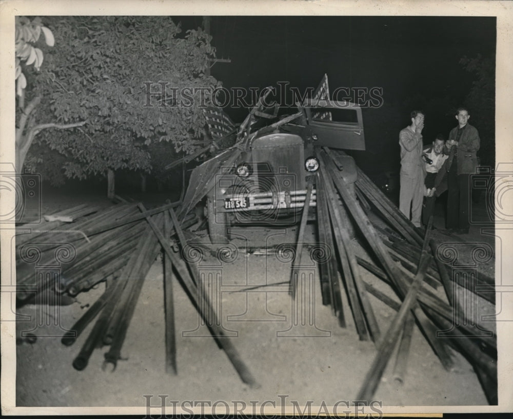 1946 Press Photo Scattered Load of Pipes Piercing Cars, Concord California