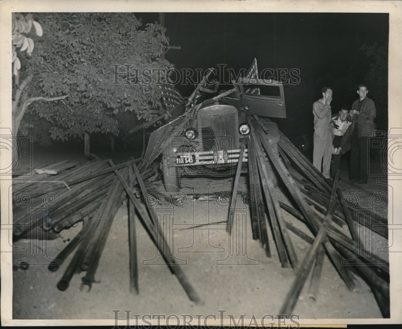 Load image into Gallery viewer, 1946 Press Photo Scattered Load of Pipes Piercing Cars, Concord California
