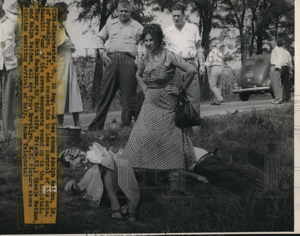 1949 Press Photo Car Crash Victims Waiting for Ambulance, Ohio