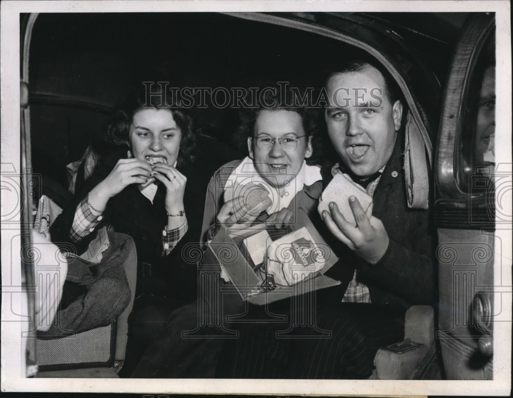 1946 Press Photo Chicago Mrs K Housem Mrs C Parker & R House at taxi cab license