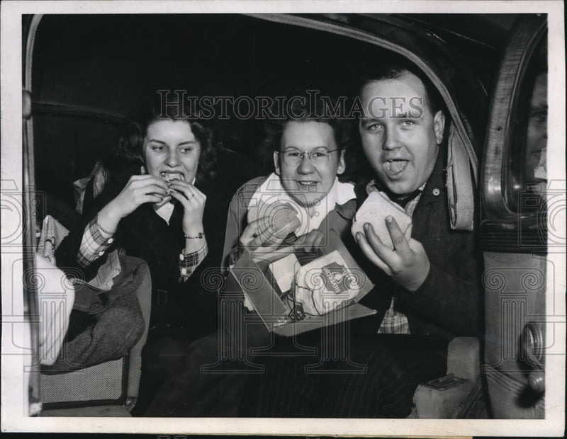 Load image into Gallery viewer, 1946 Press Photo Chicago Mrs K Housem Mrs C Parker &amp; R House at taxi cab license

