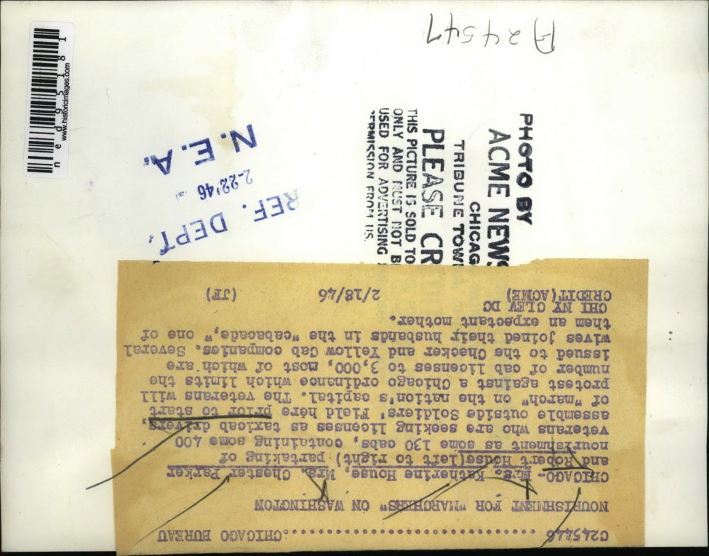 1946 Press Photo Chicago Mrs K Housem Mrs C Parker & R House at taxi cab license