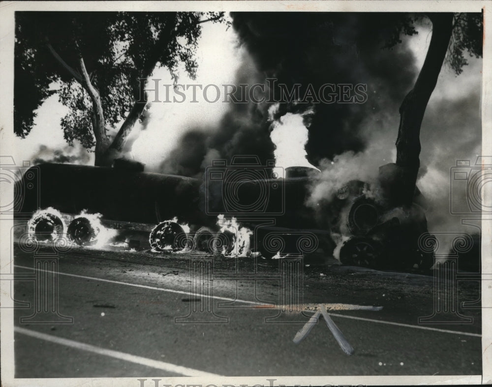1933 Press Photo Gas tanker truck crashed & burning at Oakland Calif