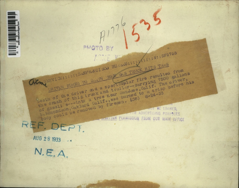 1933 Press Photo Gas tanker truck crashed & burning at Oakland Calif