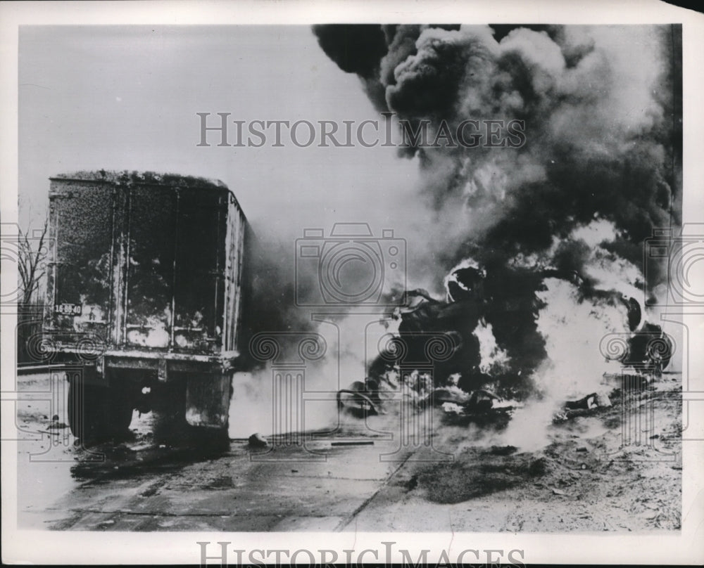 1933 Press Photo Michigan City Ind burning wreck if gas tanker truck