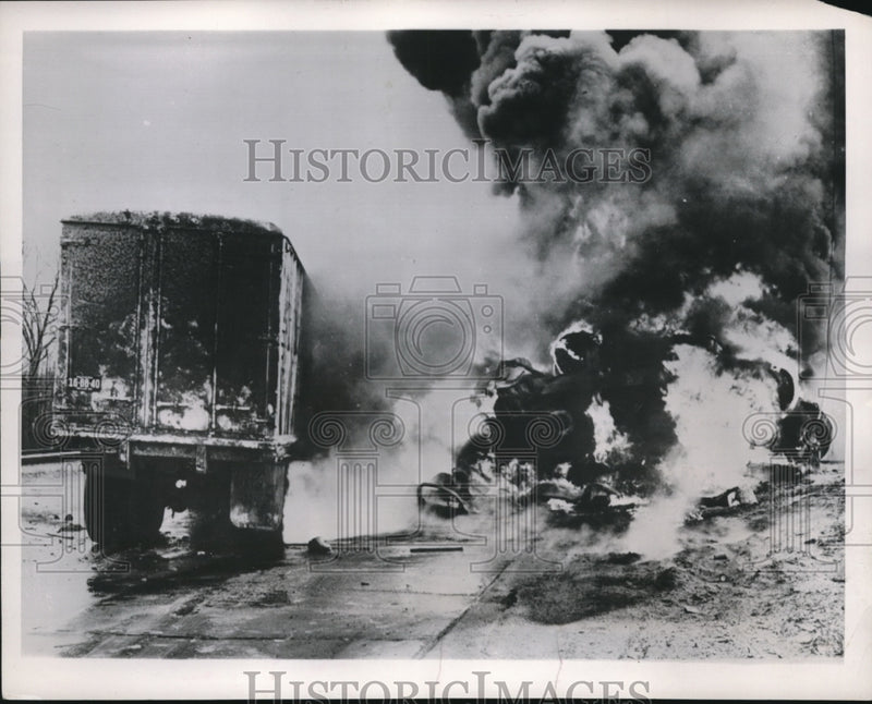 Load image into Gallery viewer, 1933 Press Photo Michigan City Ind burning wreck if gas tanker truck
