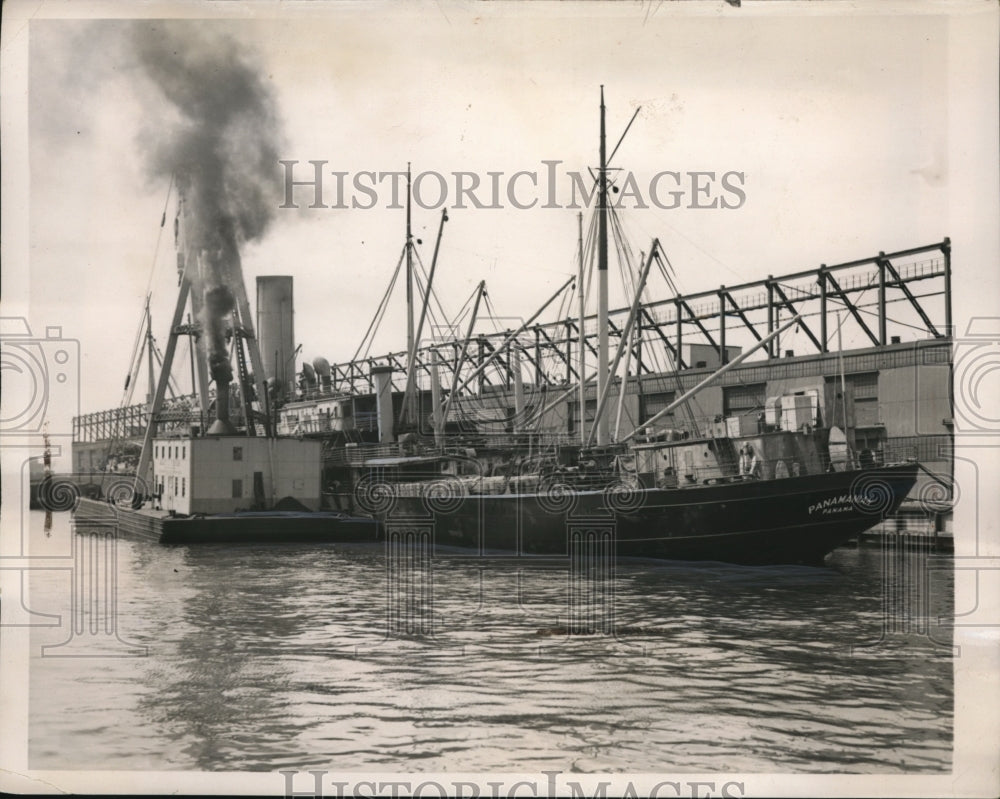 1940 Press Photo Freighter Ship Panamanian, Salvage Derrick- Historic Images