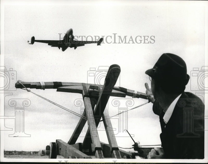 Load image into Gallery viewer, 1967 Press Photo Hermann Winter Created Ballista to Fire at Low Airplanes
