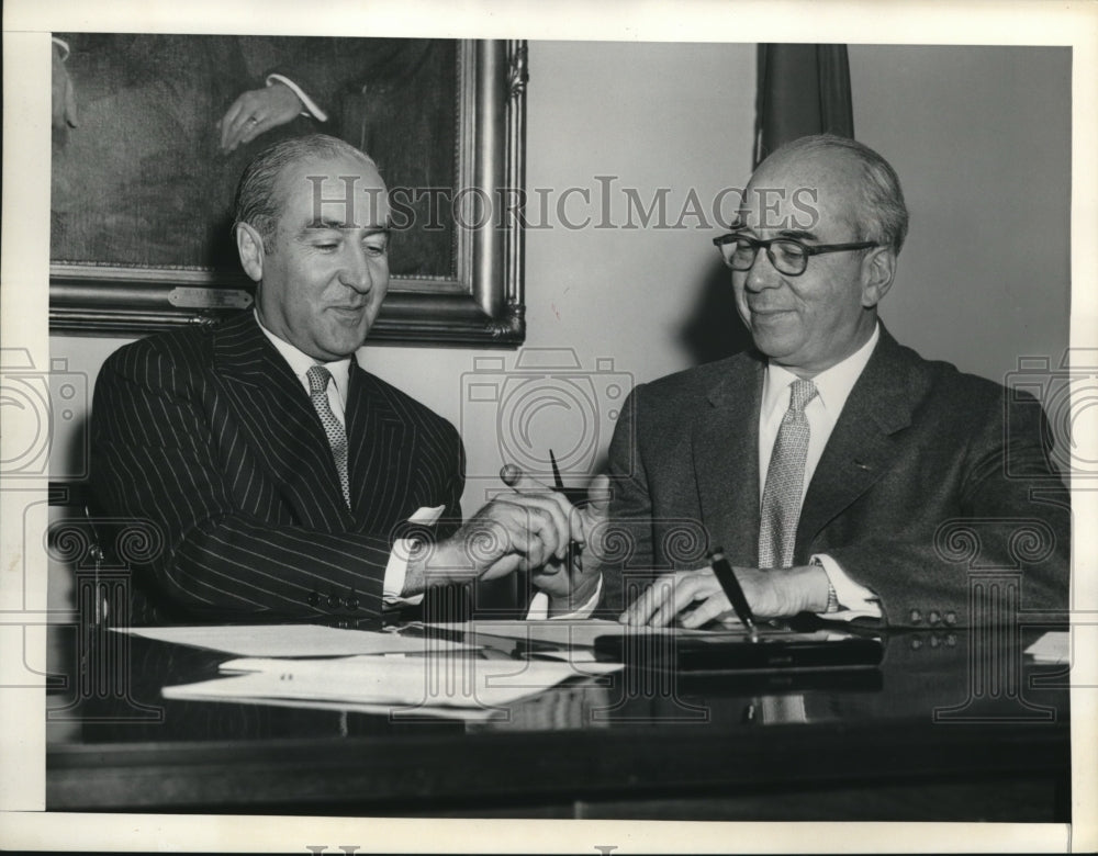 1955 Press Photo Representatives initial proposed agreement "Atoms for Peace"