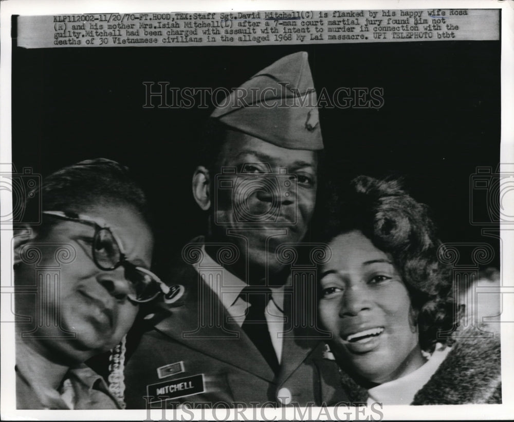 1970 Press Photo Staff Sgt David Mitchell, Mother & Wife Court Martial Not Guilt
