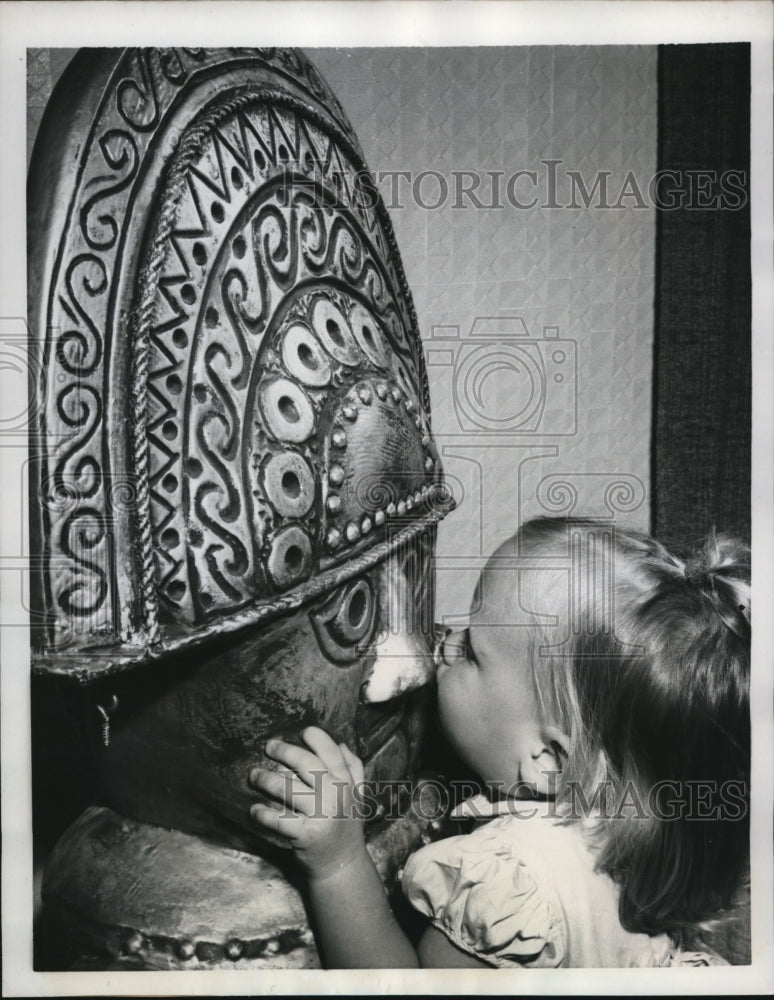 1959 Press Photo Joan Koford and Pre-Inca God Replica in Everglades Hotel