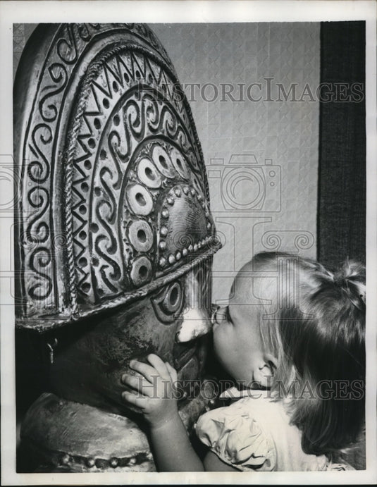 1959 Press Photo Joan Koford and Pre-Inca God Replica in Everglades Hotel