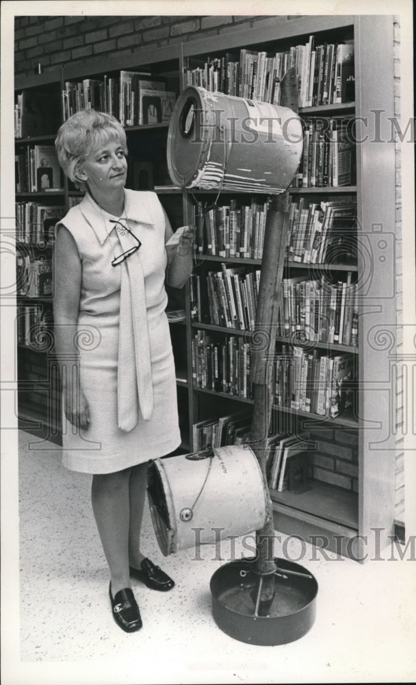1972 Press Photo Librarian June Pfeifer with Duck Nest Exhibit