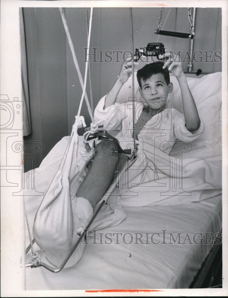 Load image into Gallery viewer, 1965 Press Photo Boy William Mays with Leg Cast in Hospital Bad
