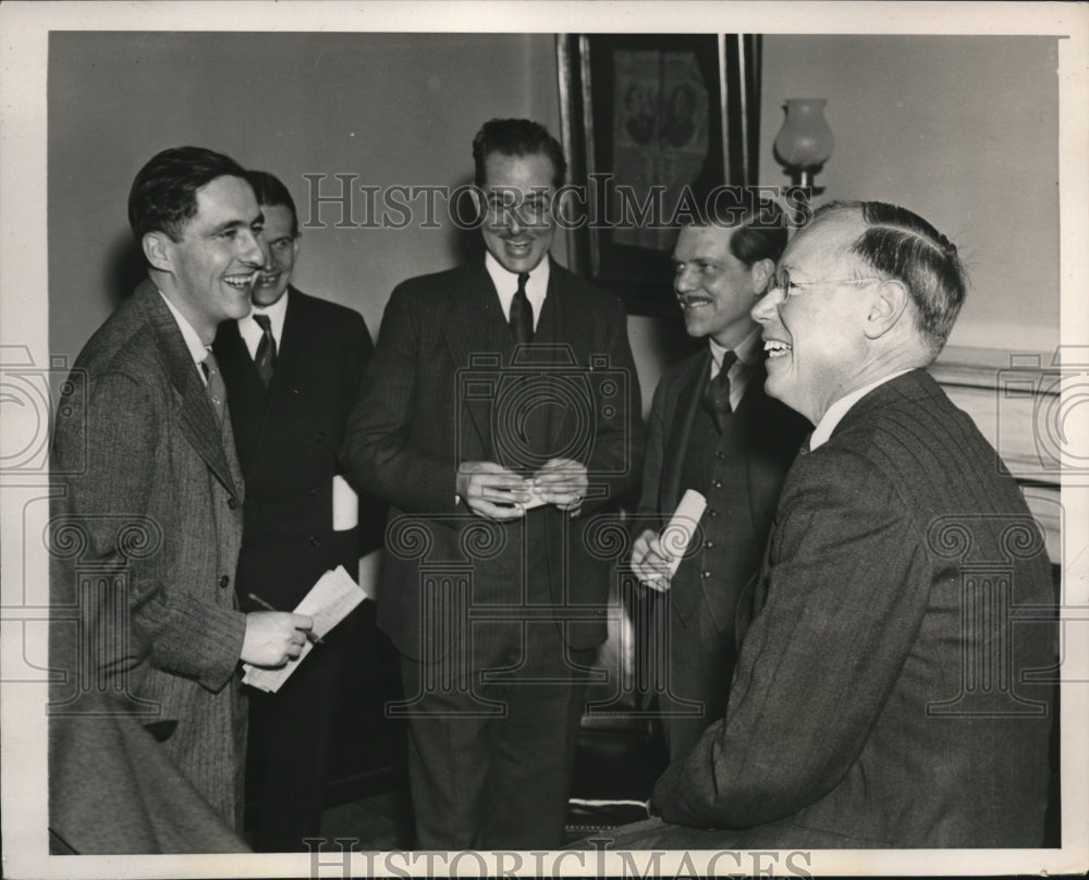 1940 Press Photo Senator Robert Taft of Ohio Talking with Reporters