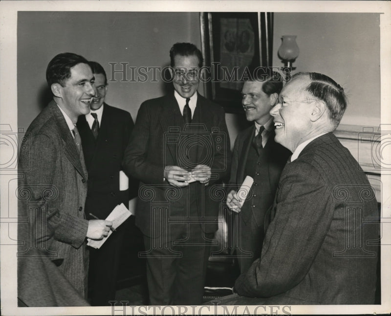 Load image into Gallery viewer, 1940 Press Photo Senator Robert Taft of Ohio Talking with Reporters
