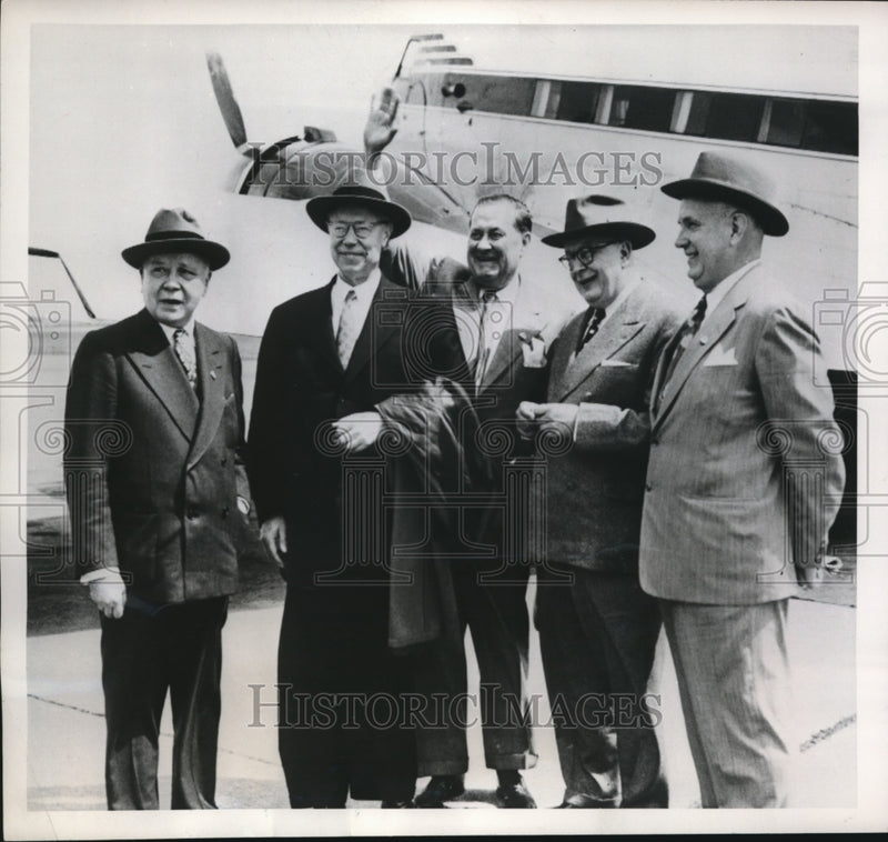Load image into Gallery viewer, 1952 Press Photo Senator Robert Taft of Ohio, Carl Schmidt, Walter Hallanan
