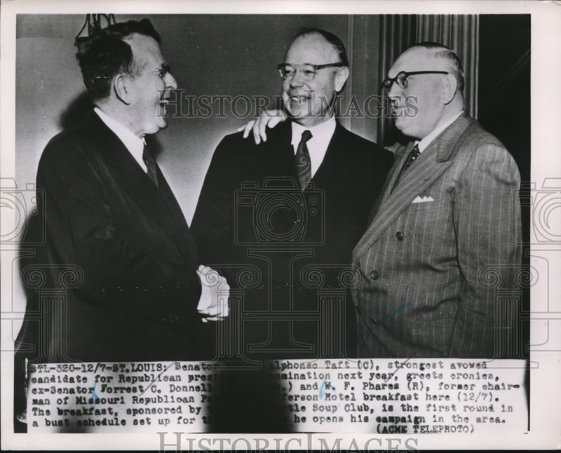 Load image into Gallery viewer, 1951 Press Photo Sen. A. Taft greets Forest C. Donnelly and W. F. Phares Mo.
