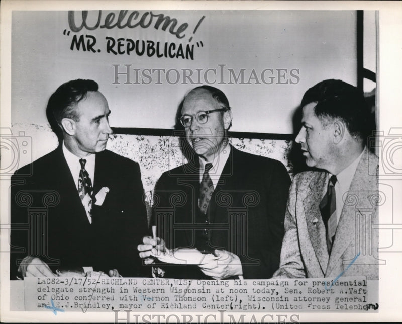 Load image into Gallery viewer, 1952 Press Photo Sen. Robert A Taft, Vernon Thompson and E.J Brindley in meeting
