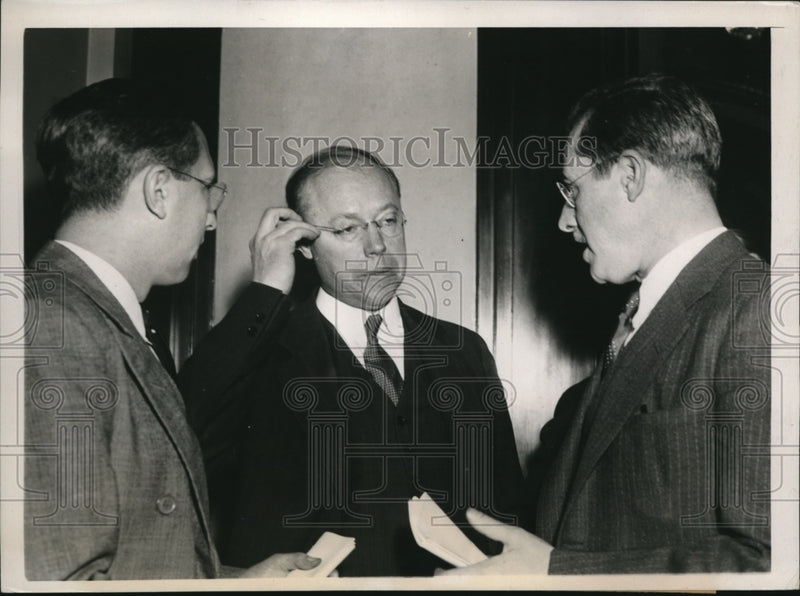 Load image into Gallery viewer, 1939 Press Photo Senator Robert A, Taft, being asked to comment but refuses

