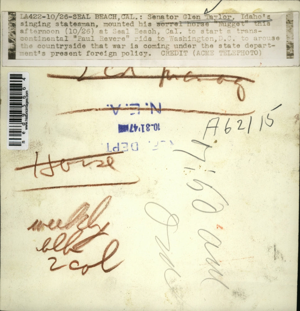 1947 Press Photo Sen. Glen Taylor seen mounting his horse "Nugget" at the beach