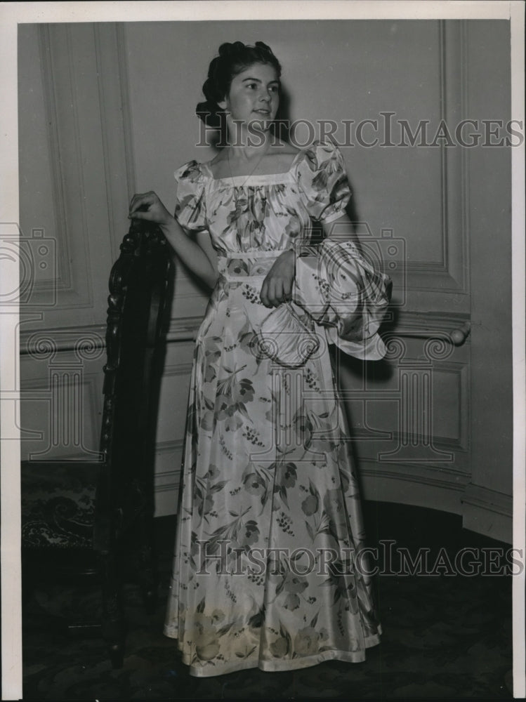 Load image into Gallery viewer, 1938 Press Photo Chicago Ill Adele Fellet 4 club member in Formal Party Dress-
