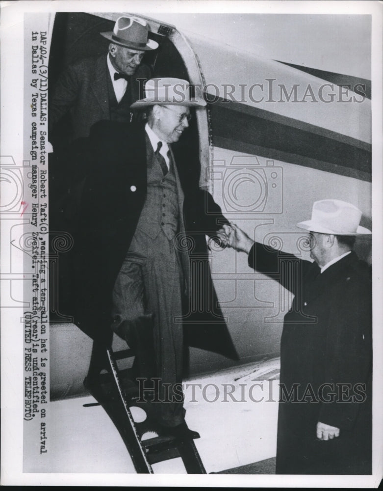 Load image into Gallery viewer, 1952 Press Photo Dallas Tex Sen Robert Taft &amp; campaign mgr Henry Zweifel
