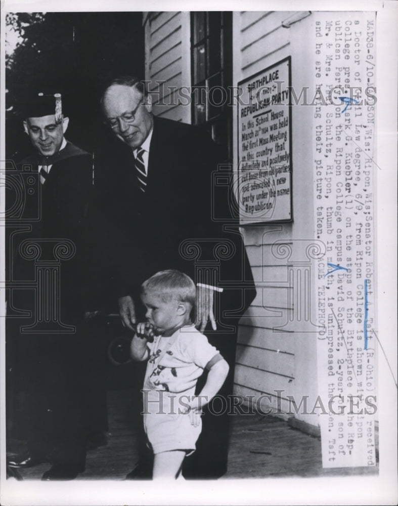 Load image into Gallery viewer, 1951 Press Photo Madison Wis Sen Robert Taft of Ohio &amp; CG Kuebler
