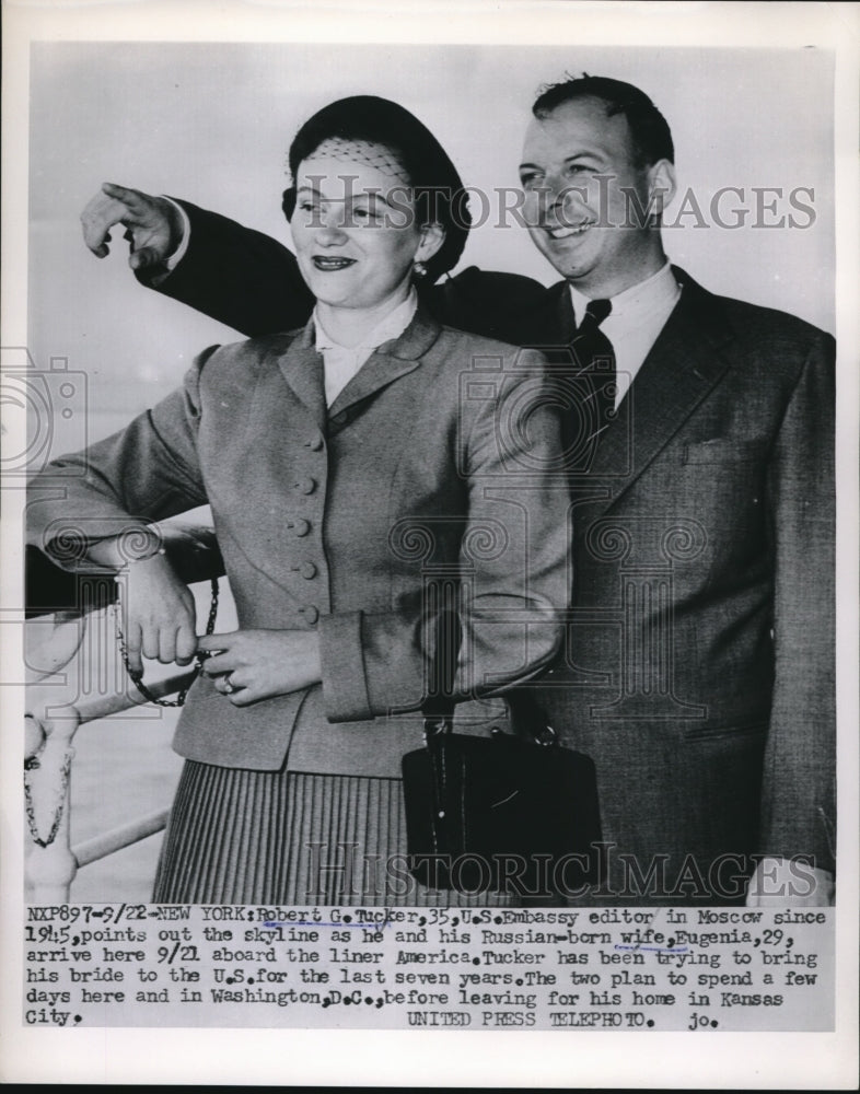 1953 Press Photo Robert Tucker with his wife Eugeina on the SS America