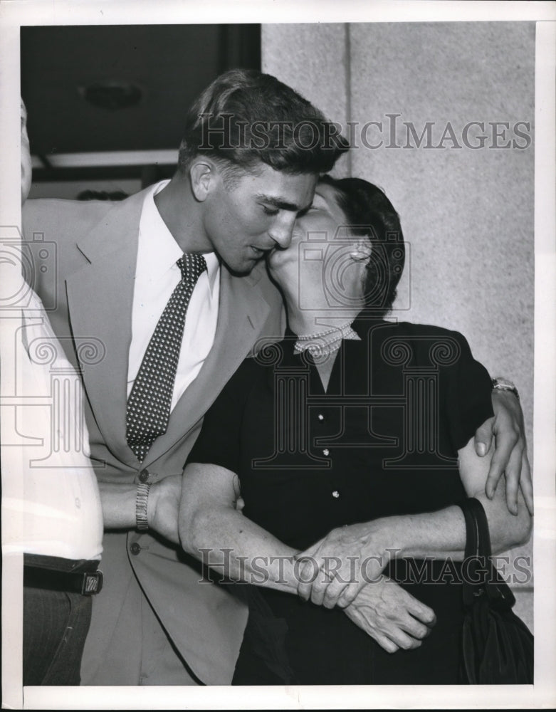 1953 Press Photo Robert Toth getting a kiss from his mother Nettie Mertz