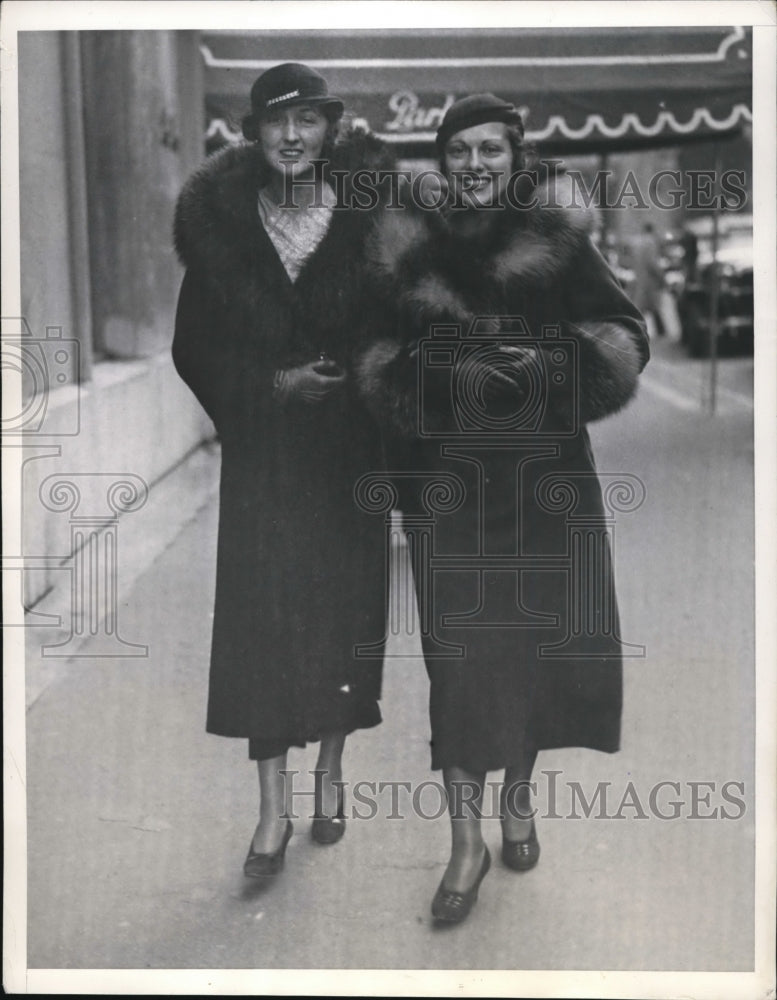 Load image into Gallery viewer, 1932 Press Photo Muriel F Smith &amp; VVirginia F Gordon o Park Avenue NYC
