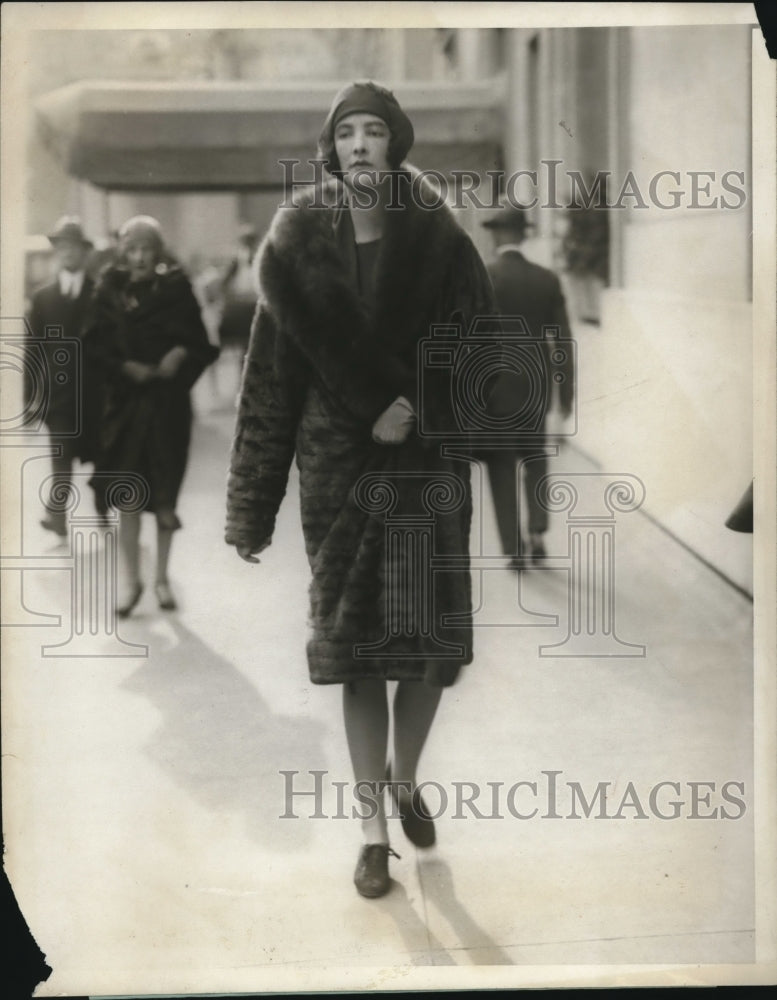 1928 Press Photo NYC Miss Jeanne Leonard on Park Avenue