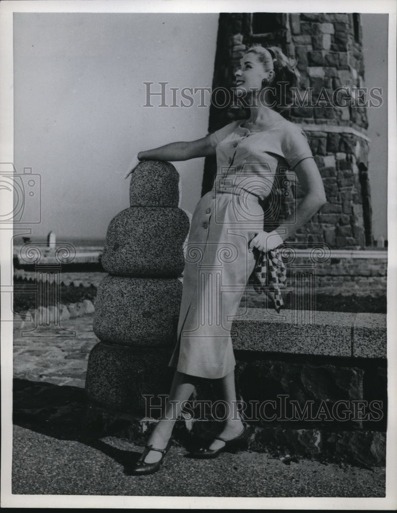 Load image into Gallery viewer, 1958 Press Photo Scoopneck sheath dress - ned95969
