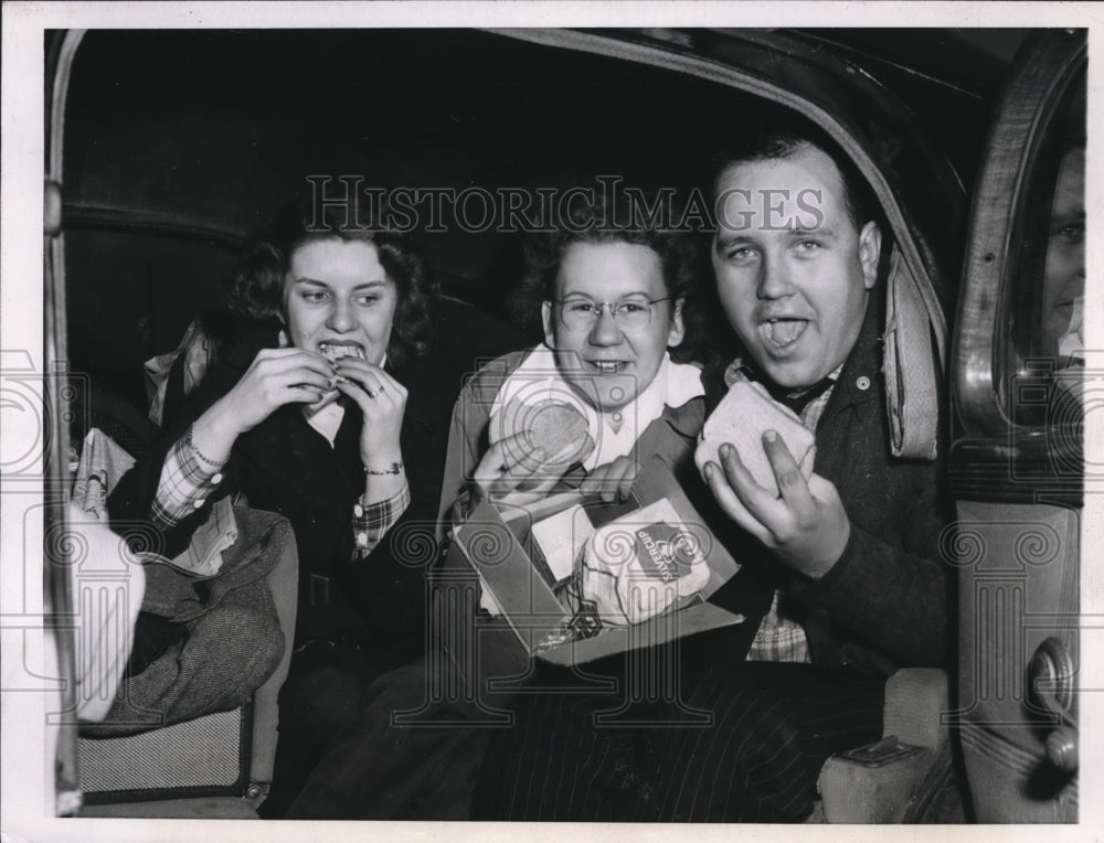 1946 Press Photo Chicago Mrs K House, Mrs C Parker, R House seek taxi licenses- Historic Images