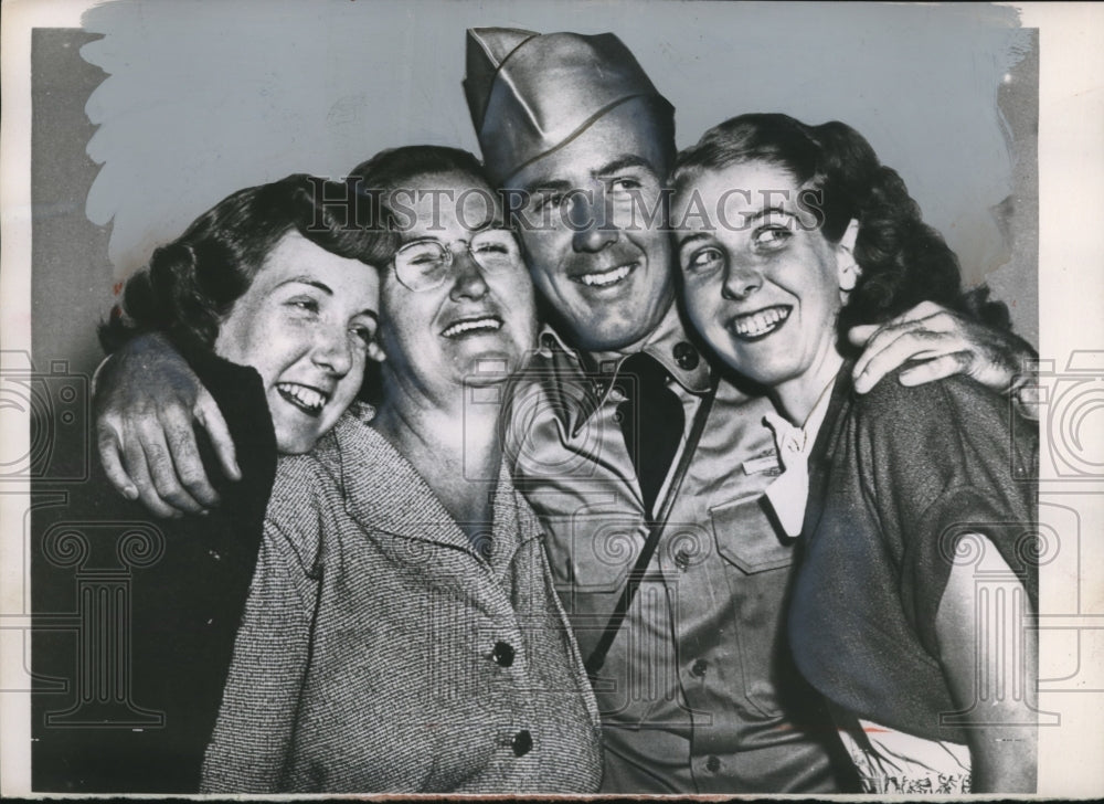 1953 Press Photo of SFC. James R. Tracy being reunited with his family after- Historic Images