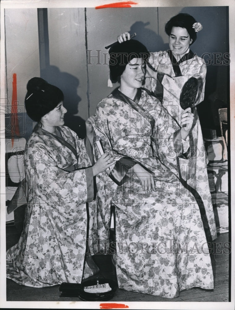 1965 Press Photo Eva Kacen, Barb Wismar, Kerry Kamp as geishas at Roxboro HS