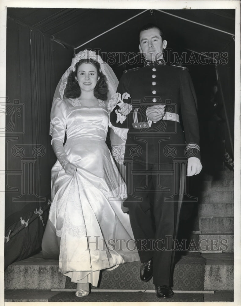 Load image into Gallery viewer, 1942 Press Photo Cpt Manuel Martinez Castro and His Wife
