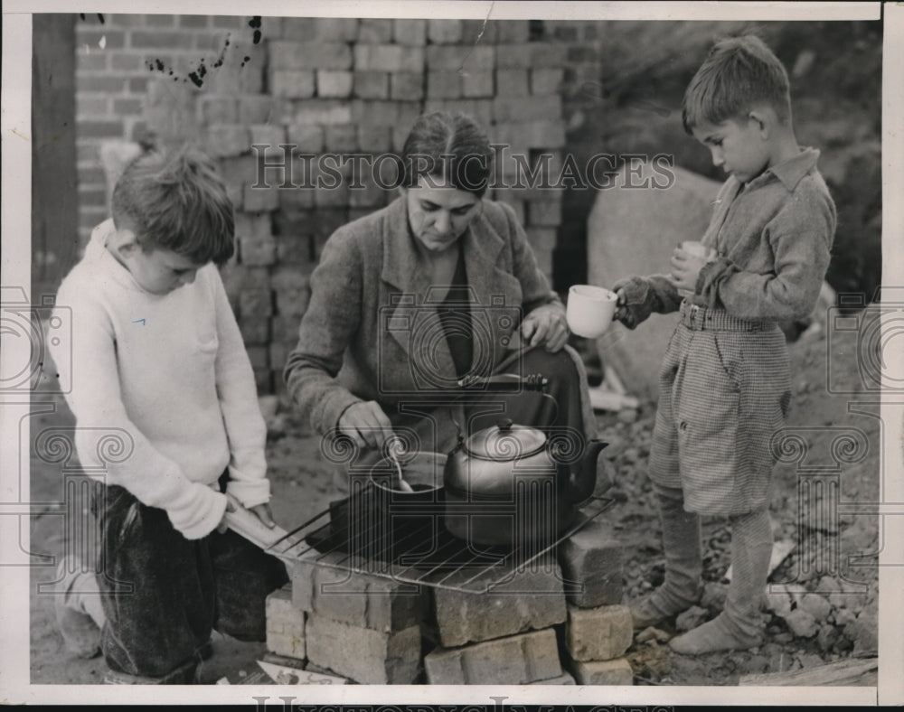 1938 Press Photo Mrs.Emma Kruis and Mrs.Jessie Ferguson with her son Robert