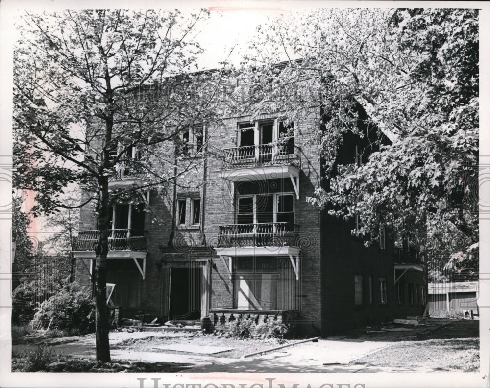 1955 Press Photo Tenement building at Linn Dr. Legislation,ready for demolition