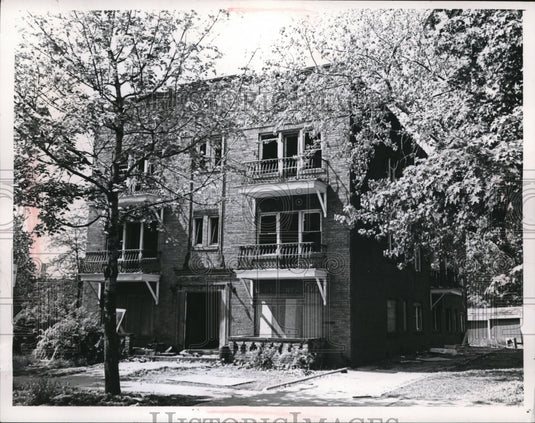 1955 Press Photo Tenement building at Linn Dr. Legislation,ready for demolition