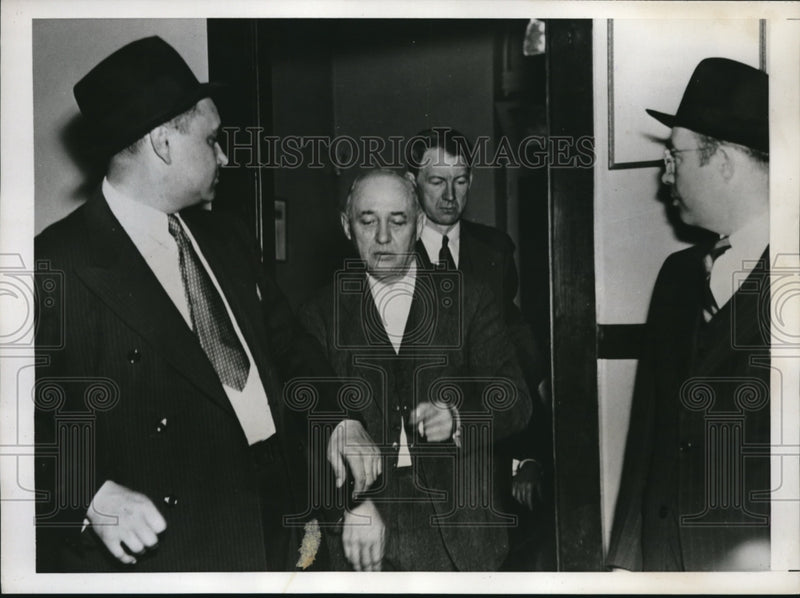 Load image into Gallery viewer, 1938 Press Photo Charles Kapp, Wife Killer, with Chief of Police Ryan Vanderwalk
