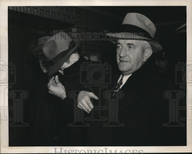 Load image into Gallery viewer, 1939 Press Photo Ernest W. Kehler and two detectives arriving at Grand Central

