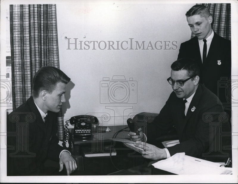 Load image into Gallery viewer, 1965 Press Photo Jeff Kent,Dale Helsel and Ron Ruuska,Painesville Harvey High
