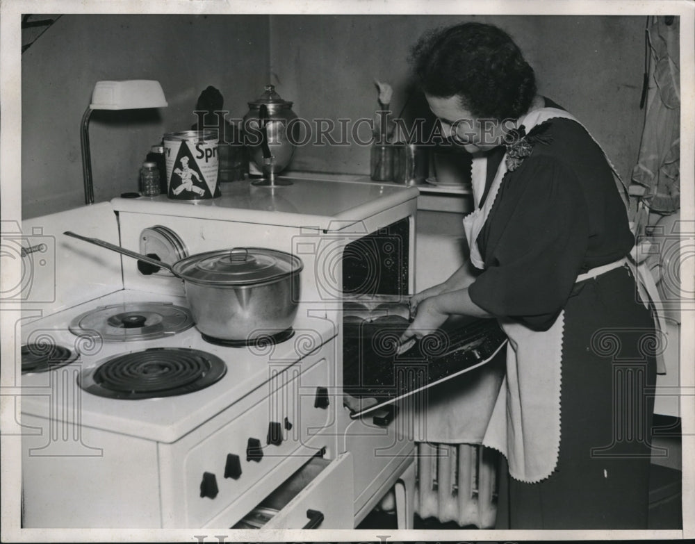 1938 Press Photo Mrs. Irene Kite doing baking at her home