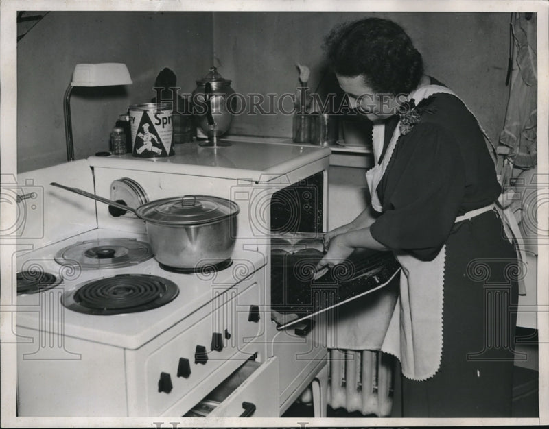 Load image into Gallery viewer, 1938 Press Photo Mrs. Irene Kite doing baking at her home

