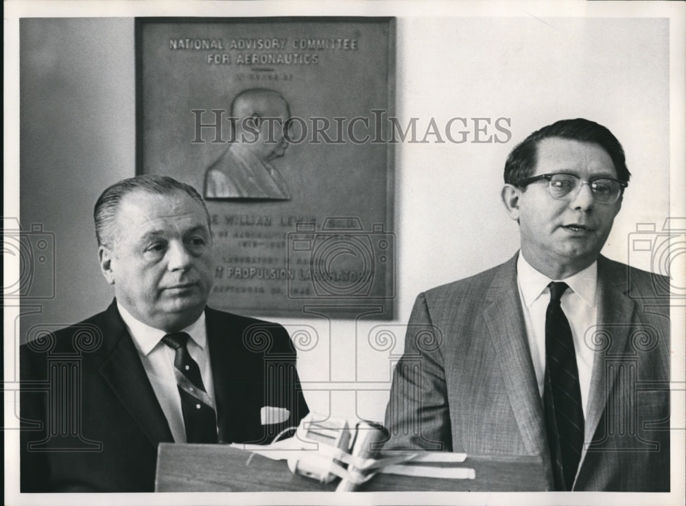 1962 Press Photo Gov. Mike DiSalle and Dr. Abe Silversten, Div. Lewis Research