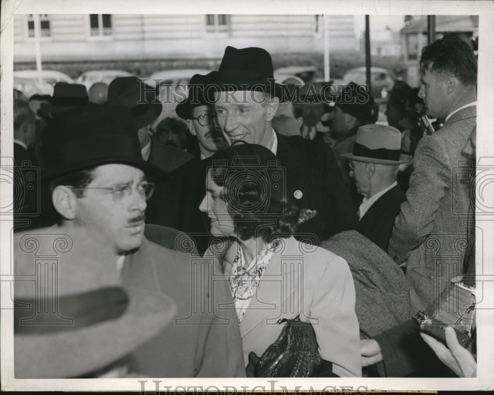 1945 Press Photo Earl Halifax seen entering San Francisco Opera House