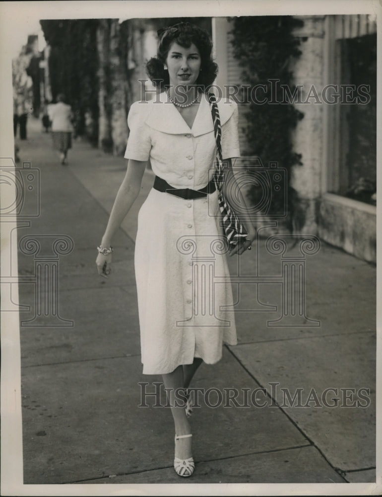 1941 Press Photo Helen Fairfax Farrell Shopping in Palm Beach