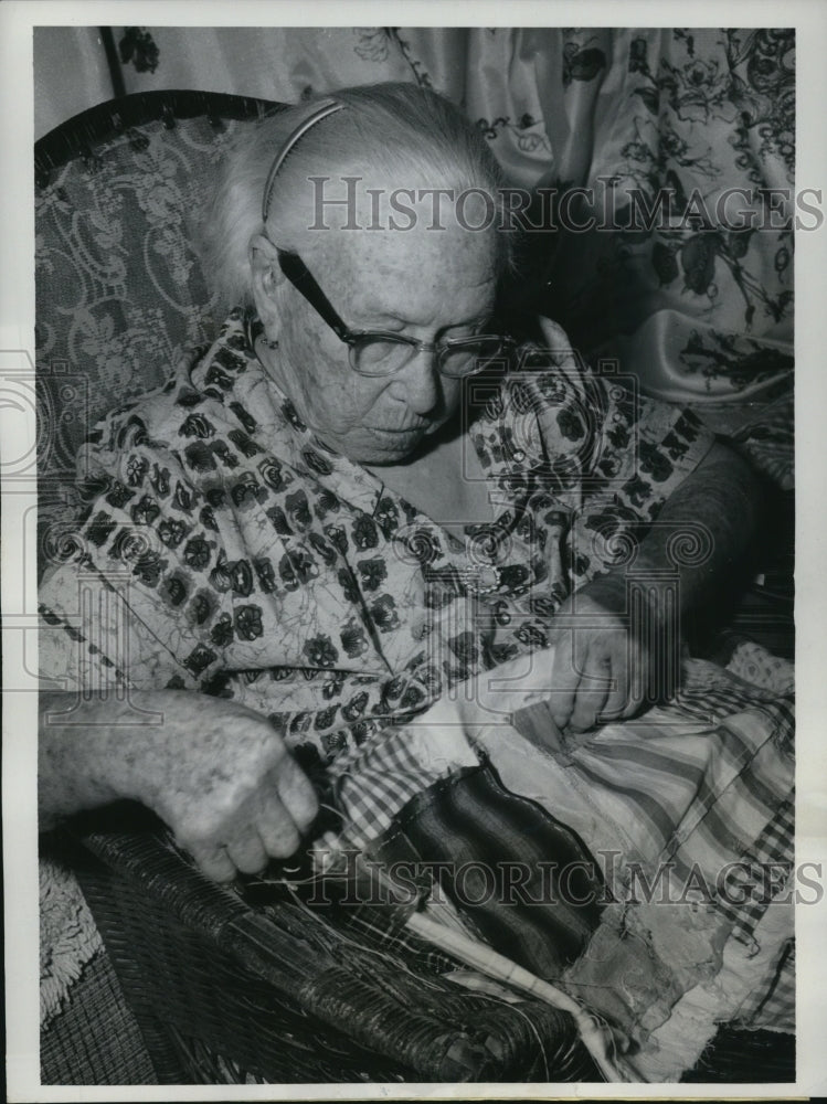 1962 Press Photo Sarah Elizabeth Whitehurst Gauge Florida's Oldest Resident